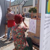 Dwie dziewczyny rysują pokaz tańca na Rynku Kościuszki