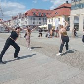 Kilka dziewcząt tańczy na Rynku Kościuszki taniec współczesny