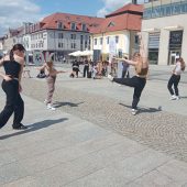 Kilka dziewcząt tańczy na Rynku Kościuszki taniec współczesny