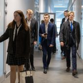 Uczniowie po maturze idą korytarzem szkoły
