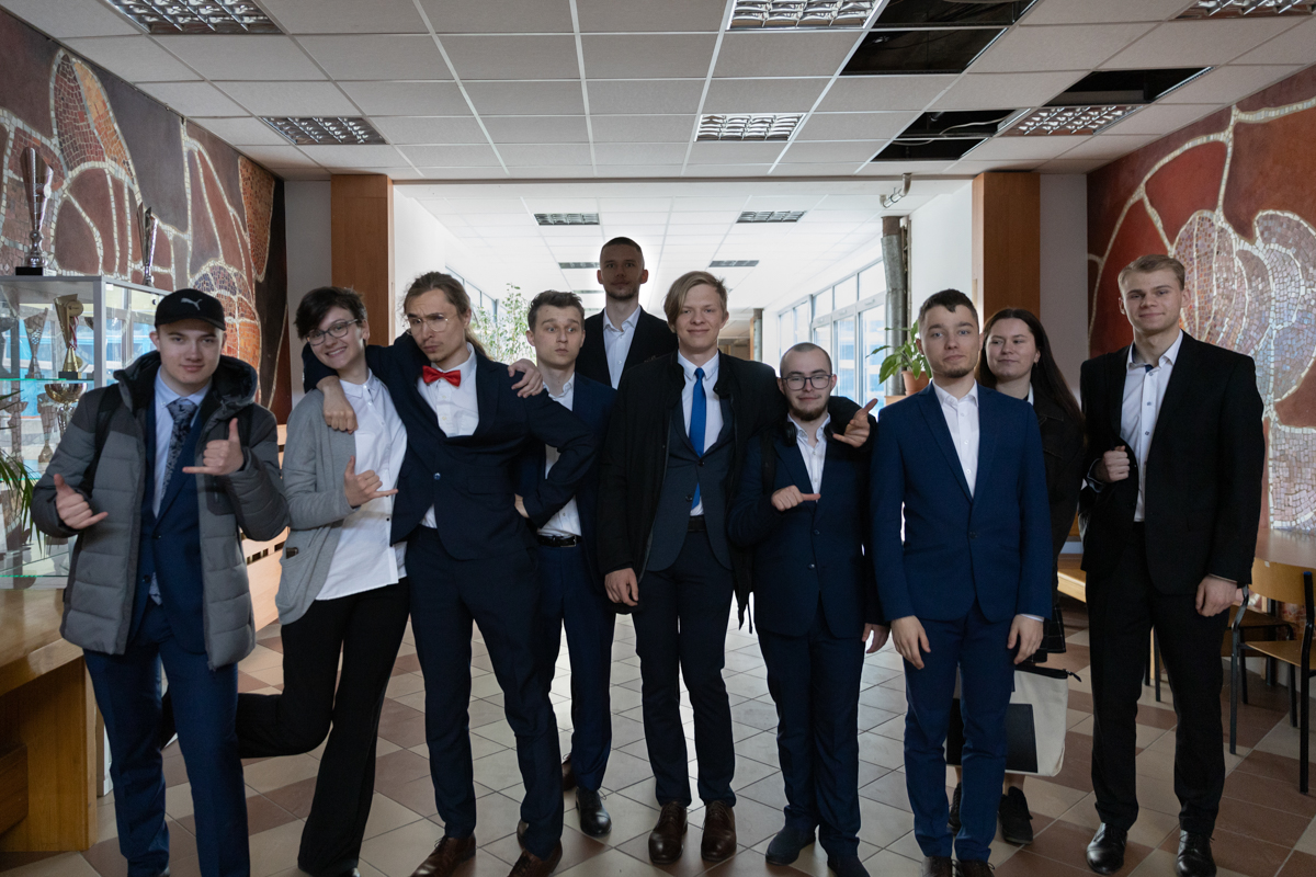 Grupa maturzystów po maturze stoi na korytarzu