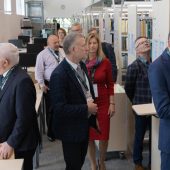Mężczyźni i kobiety zwiedzają bibliotekę na politechnice