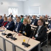 Kilkanaście osób siedzi na auli