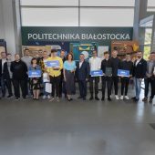 Kilkanaście osób pozuje do zdjęcia.