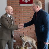 Dwóch mężczyzn podaje sobie dłonie