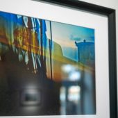 Zdjęcie fotografii wiszącej w ramce na ścianie.
