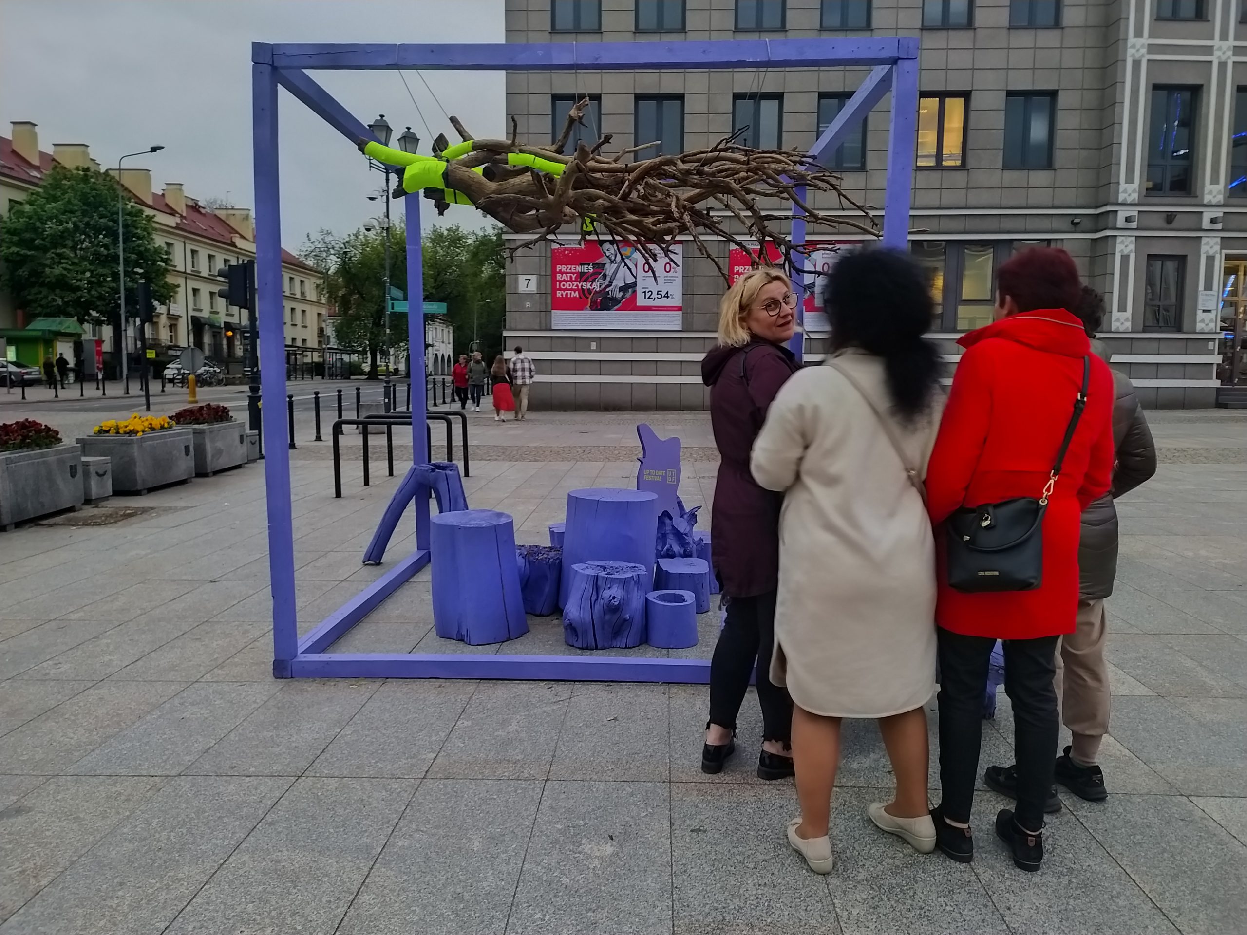 Kobiety przyglądają się instalacji rzeźbie w centrum miasta.