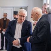 Dwóch mężczyzn rozmawia