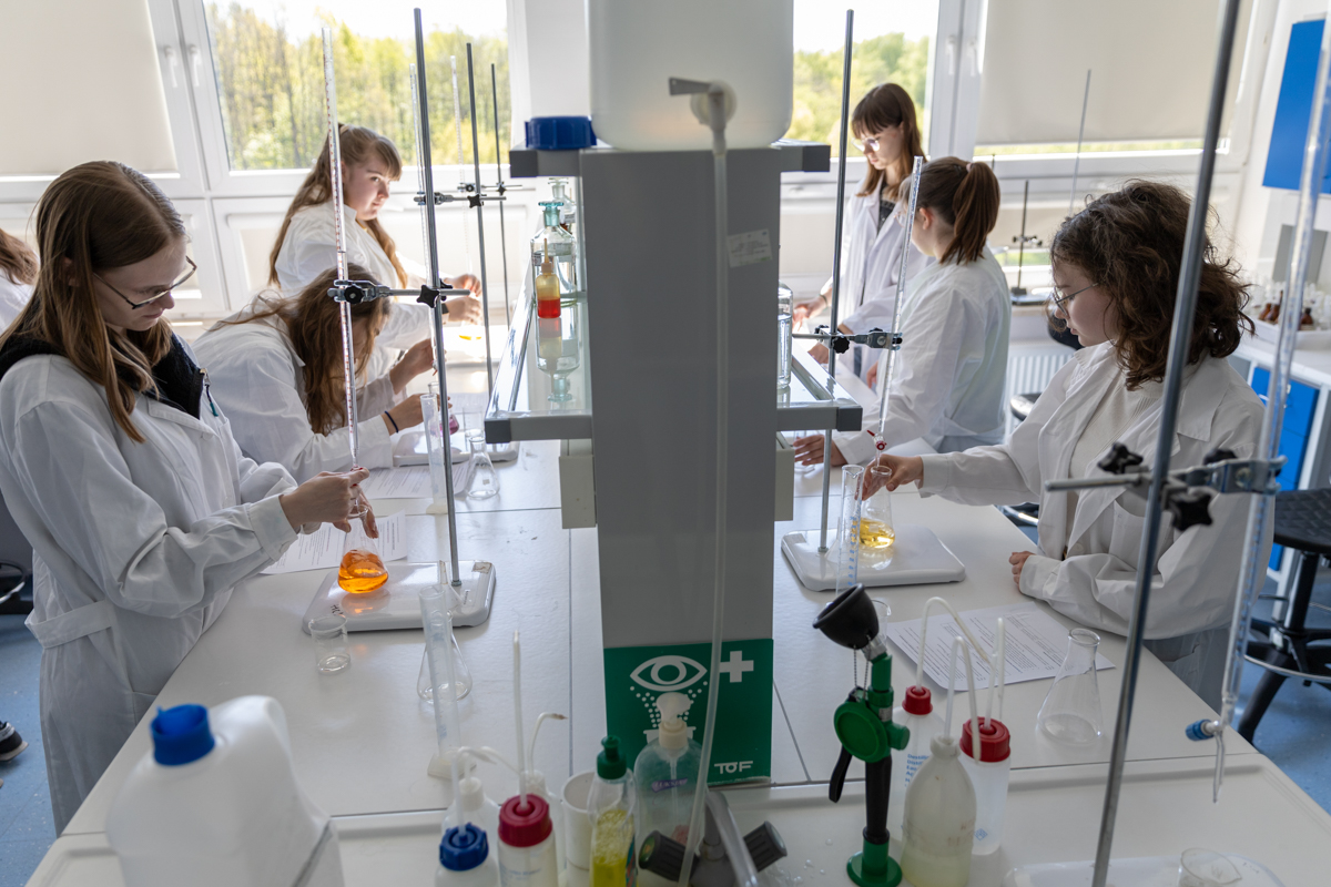 Uczniowie w laboratorium