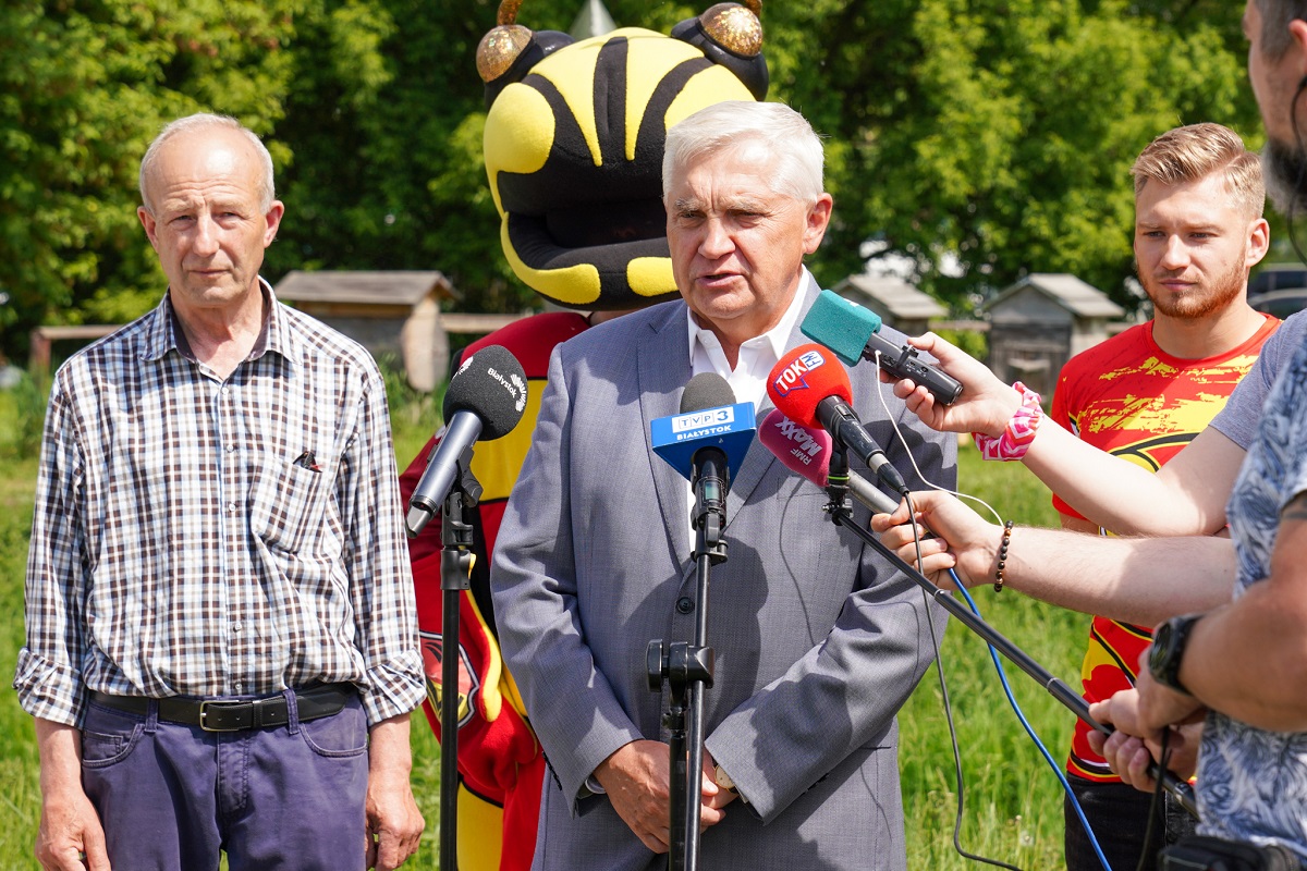 Pierwsze miodobranie w miejskiej pasiece