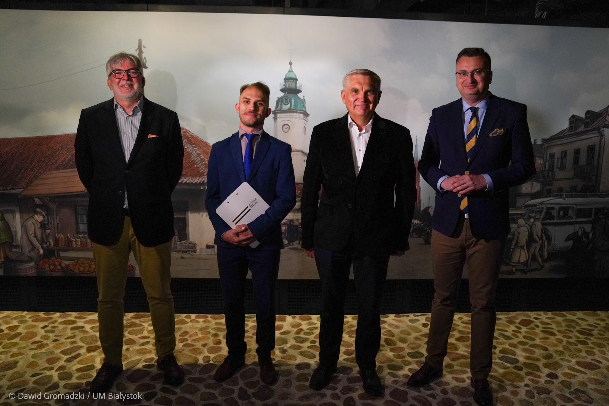 czterech mężczyzn stoi obok siebie na konferencji prasowej