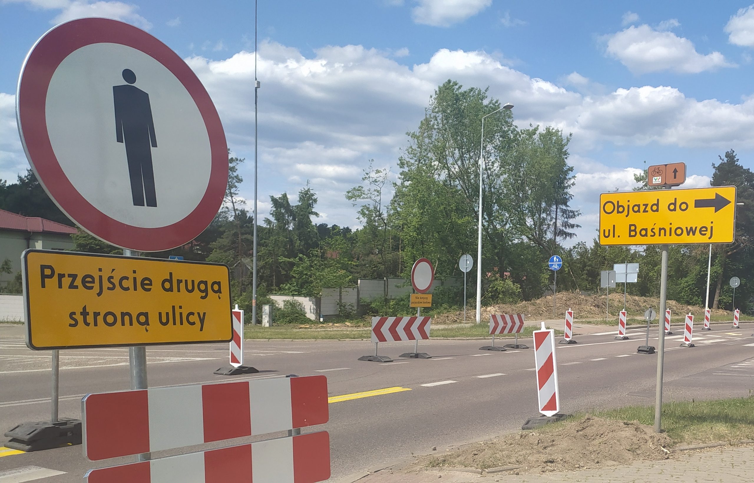 Znaki drogowe na przebudowywanej drodze.