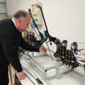 Mężczyzna dotyka rurek robota