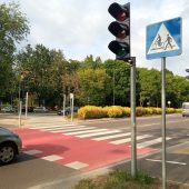 Przejście dla pieszych i droga dla roweró prowadząca przez ulicę
