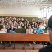Pełna aula ludzi.