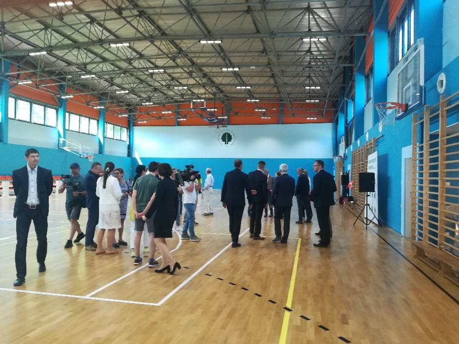 Kilkadziesiąt osób w środku zwiedza odnowioną halę sportową