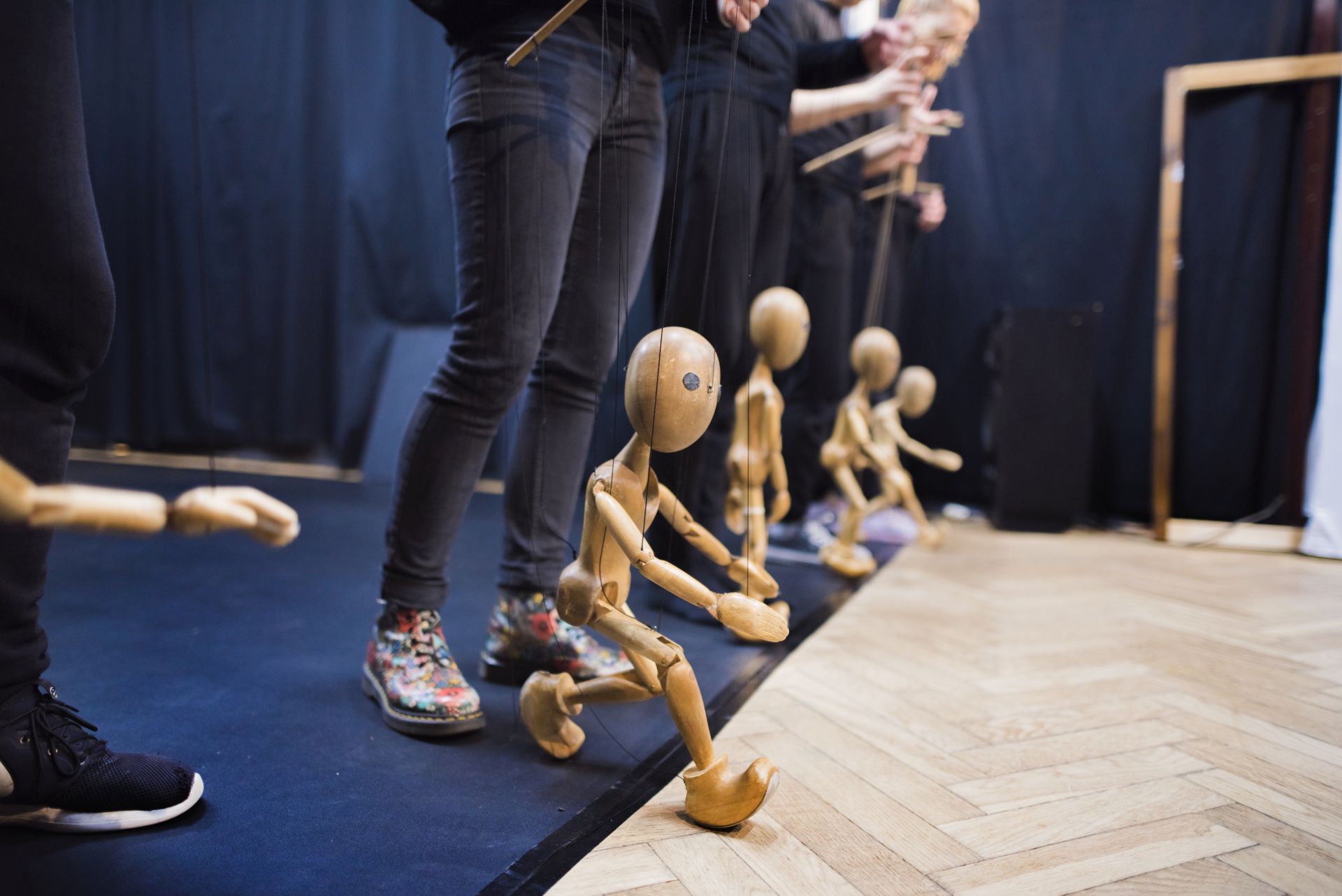 Marionetki trzymane przez studentów.