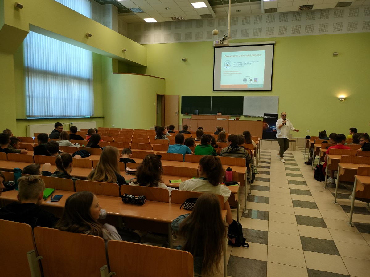 Aula wypełniona dziećmi