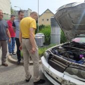 Mężczyźni oglądają sportowe auto.