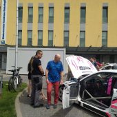 Mężczyźni oglądają sportowe auto.