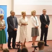 Ludzie na auli.