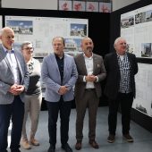 Pięć osób pozuje do zdjęcia na tle wizualizacji.
