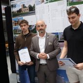 Trzech mężczyzn pozuje do zdjęcia,