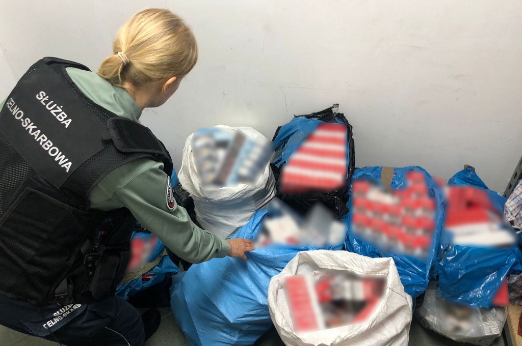 Funkcjonariuszka Służby Celno-Skarbowej przy zabezpieczonej kontrabandzie