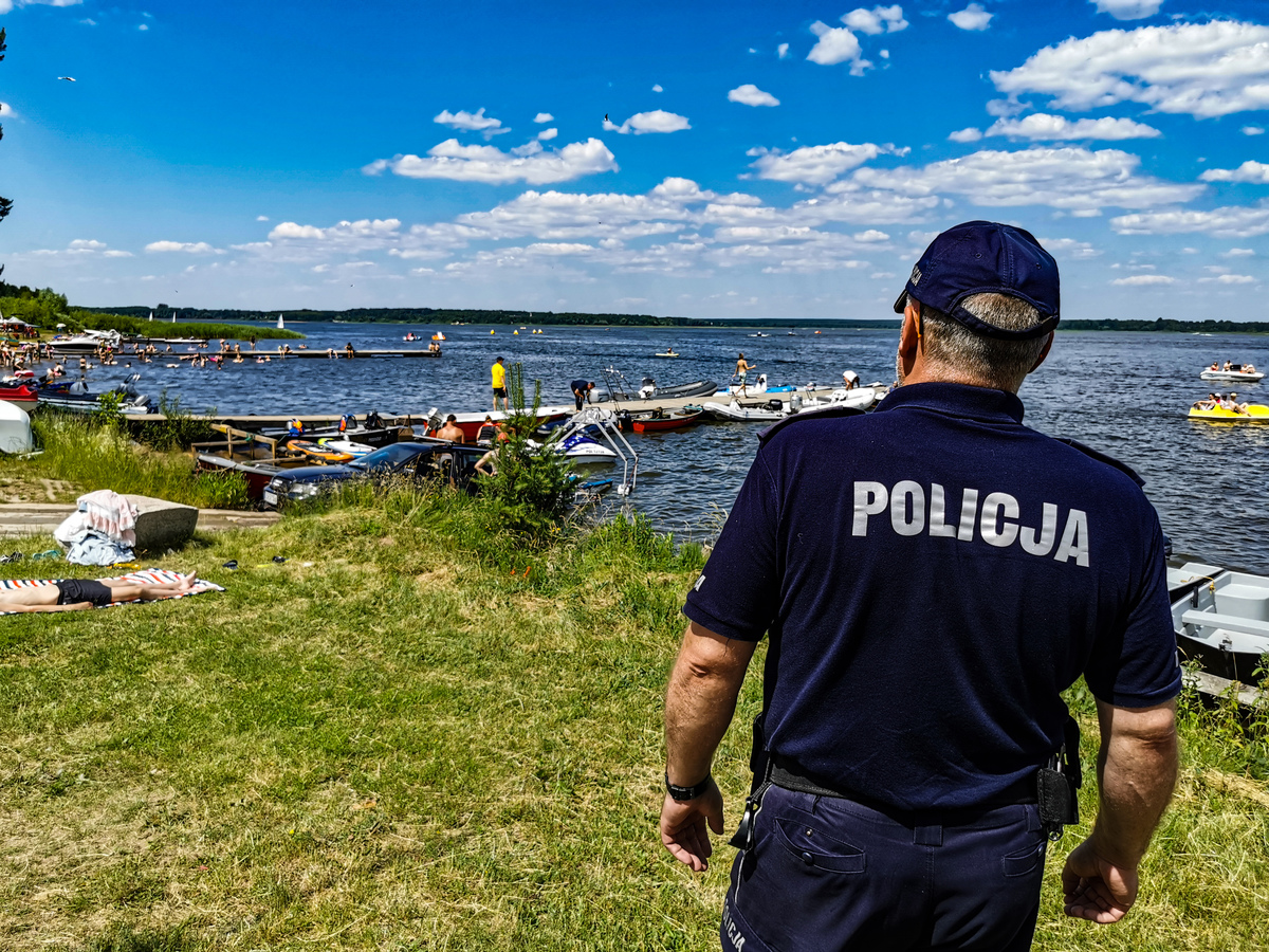 Policjant nad brzegiem jeziora