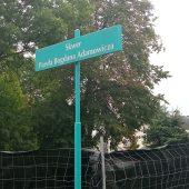 Znak tablica z nazwą skweru
