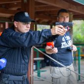 Policjant strzela na strzelnicy.