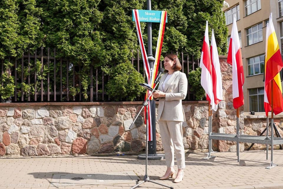 Kobieta mówi do mikrofonu na skwerze Wolnej Białorusi.