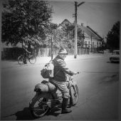 Zdjęcie czarno-białe ukazuje osobę na motocyklu.