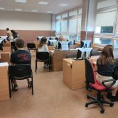 Nowo przyjęci studenci donoszą dokumenty