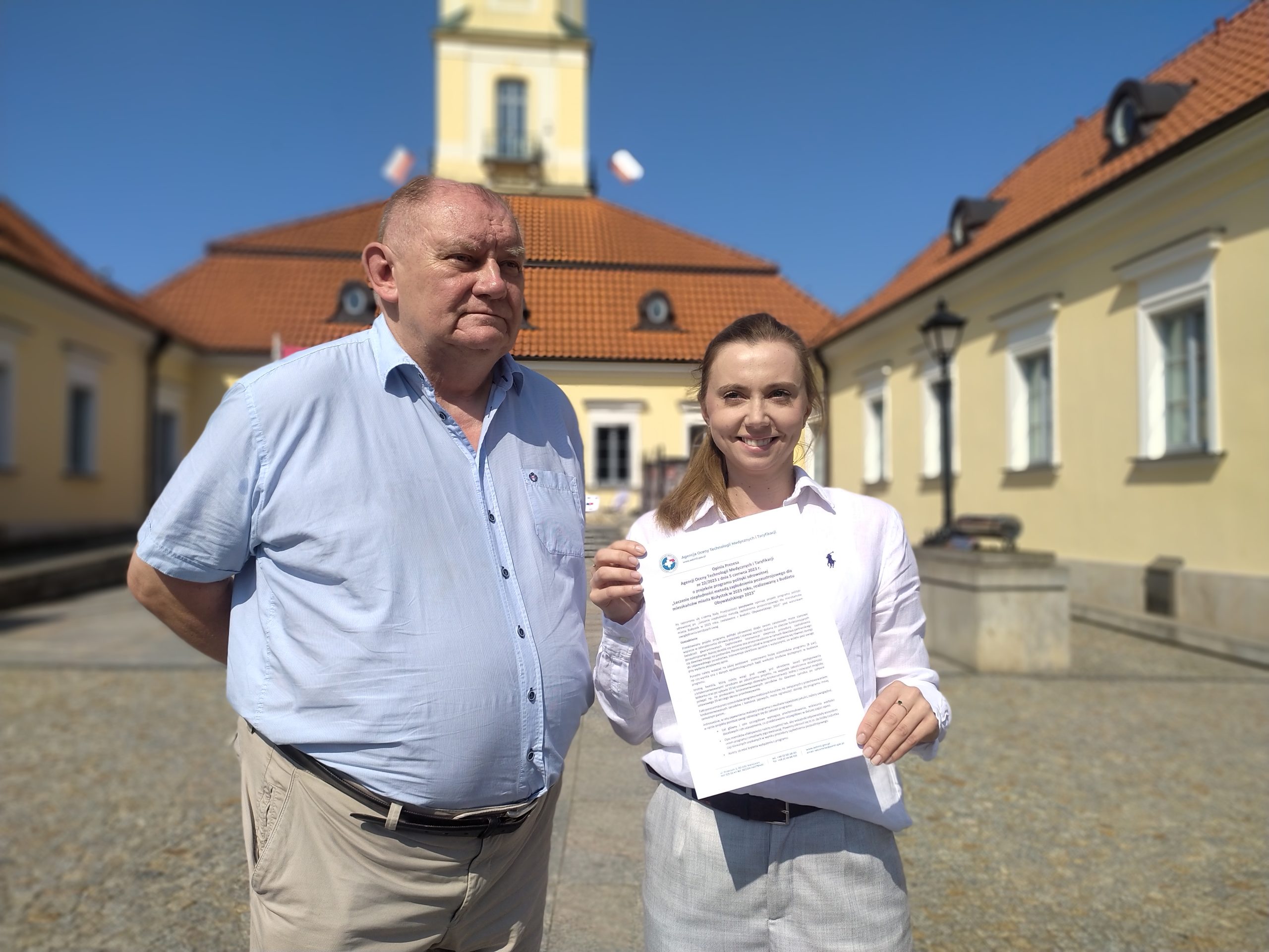 Kobieta i mężczyzna stoją przed białostockim ratuszem.