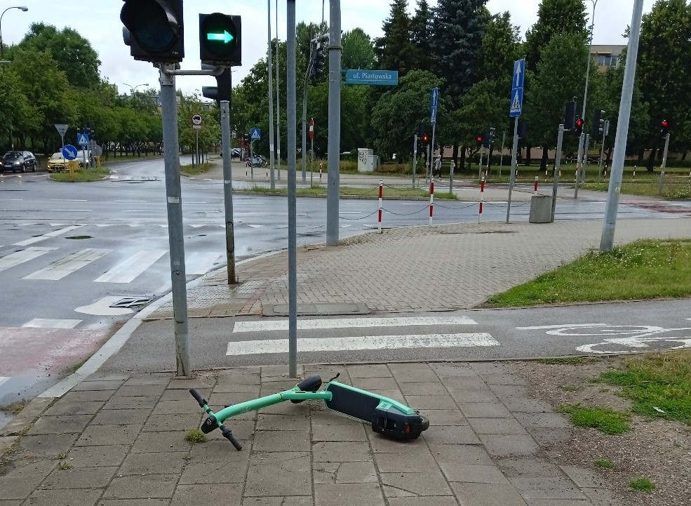 Porzucona hulajnoga leży na chodniku