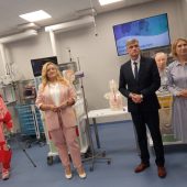 Dwie kobiety i mężczyzna stoją przed fantomami do zakładania sond żywieniowych u pacjentów dorosłych i u dzieci
