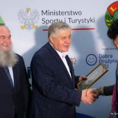 Mężczyzna daje dylpom