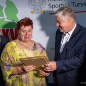 Mężczyzna daje kobiecie pamiętkę