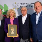 Ludzie pozują do zdjęcia