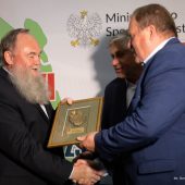 Mężczyźni podają sobie dłoń