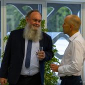 Dwóch mężczyzn rozmawia
