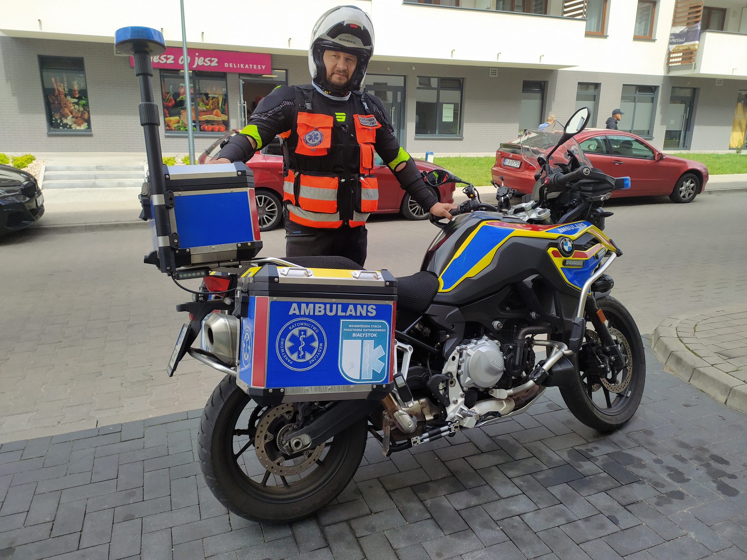 Ratownik medyczny przy motocyklu motocyklowego ratownictwa medycznego.