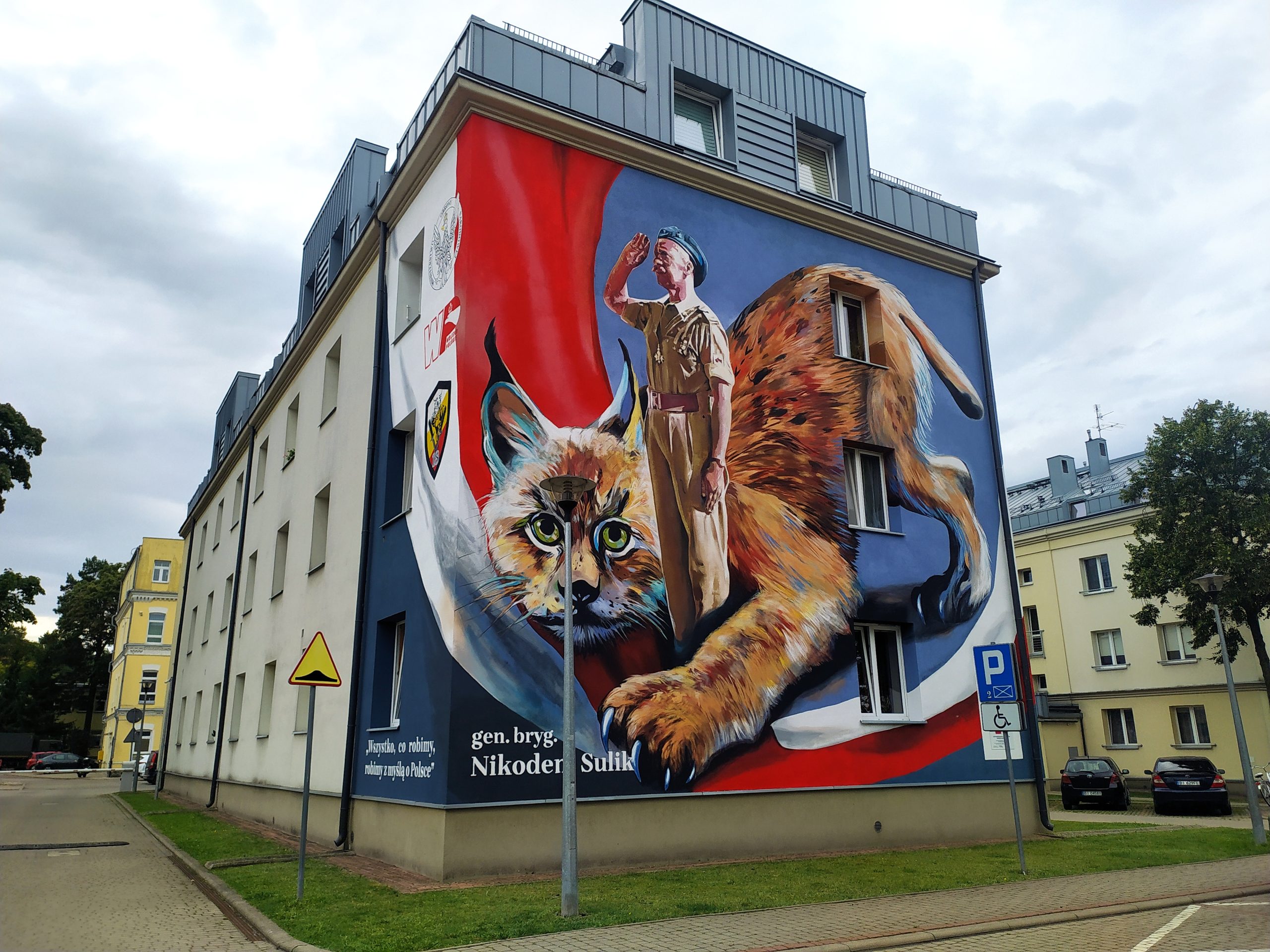 Mural na ścianie bloku.