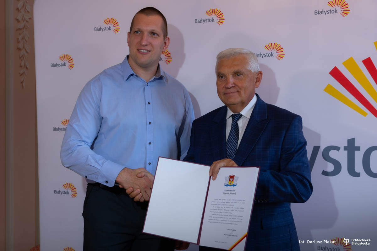 Dwóch mężczyzn pozuje do zdjęcia.