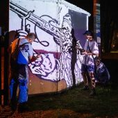 Dwie osoby malują mural.