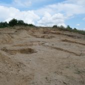 Rozkopana przez archeologów górka