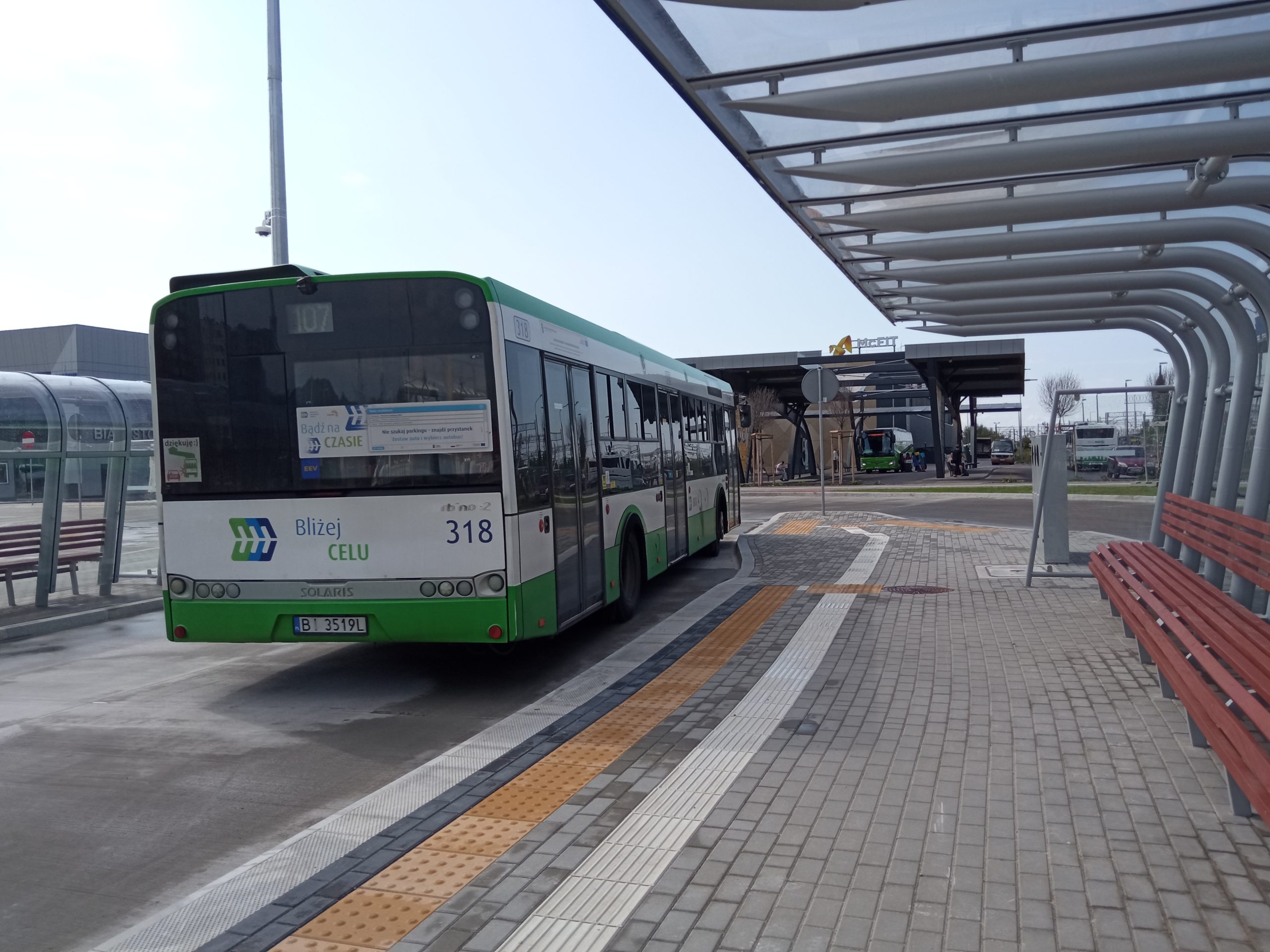 Autobus miejski odjeżdża z przystanku