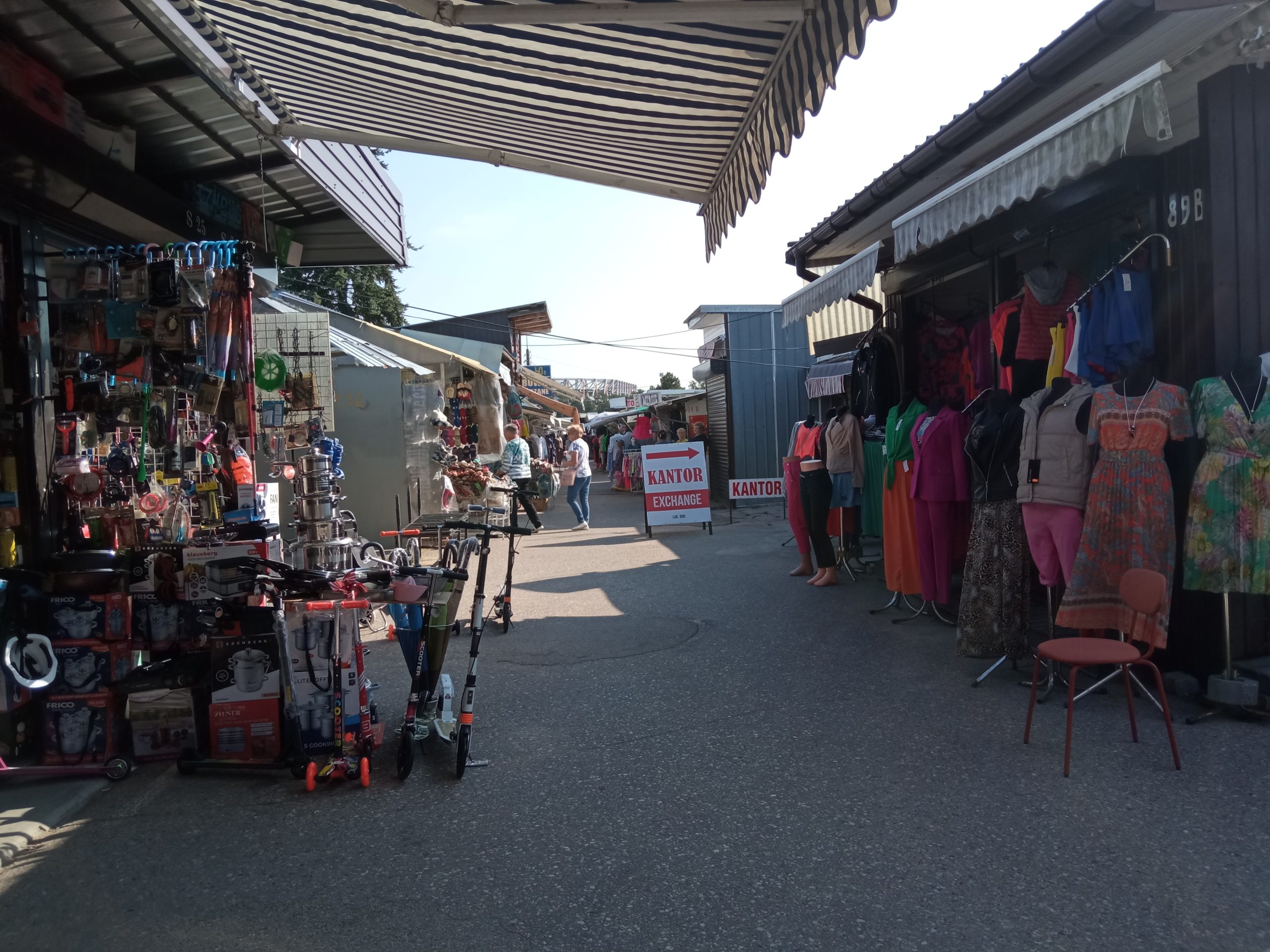 Stragany na bazarze, towar wystawiony na zewn atrz