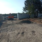 Prace remontowe drogi na bazarze, w tle koparka